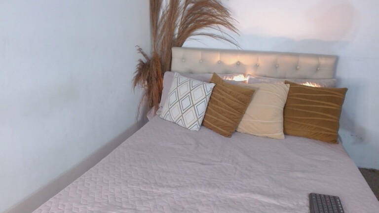 AdharaHiiller's Streamate show and profile