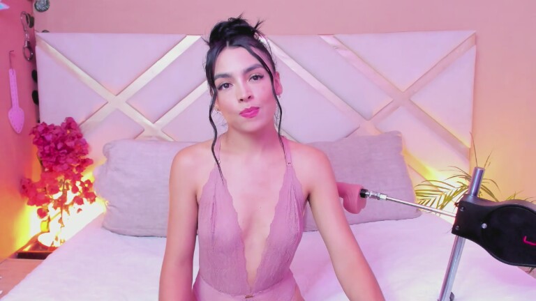 SaraSstonee's Streamate show and profile