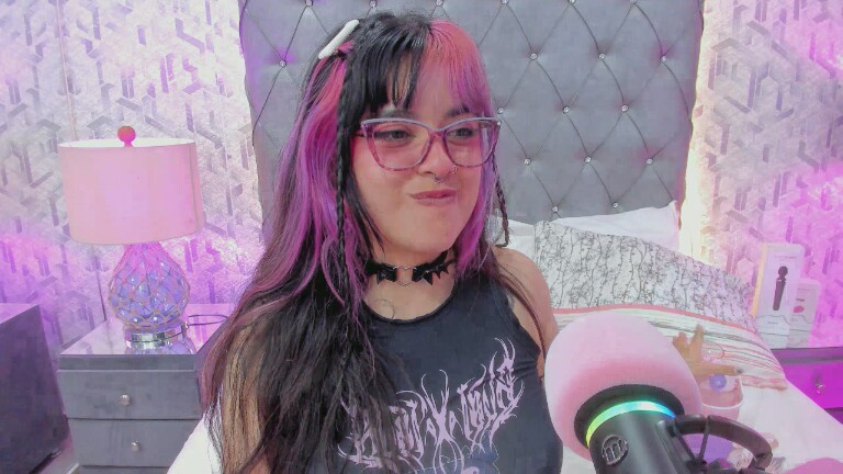 MaddyeWaves's Streamate show and profile