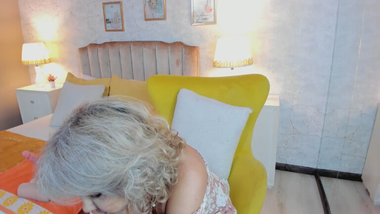 MoulinLamour's Streamate show and profile