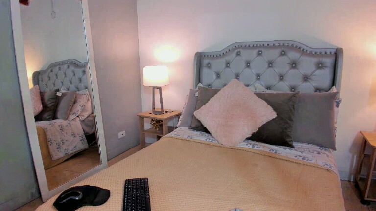 NiaMoon's Streamate show and profile